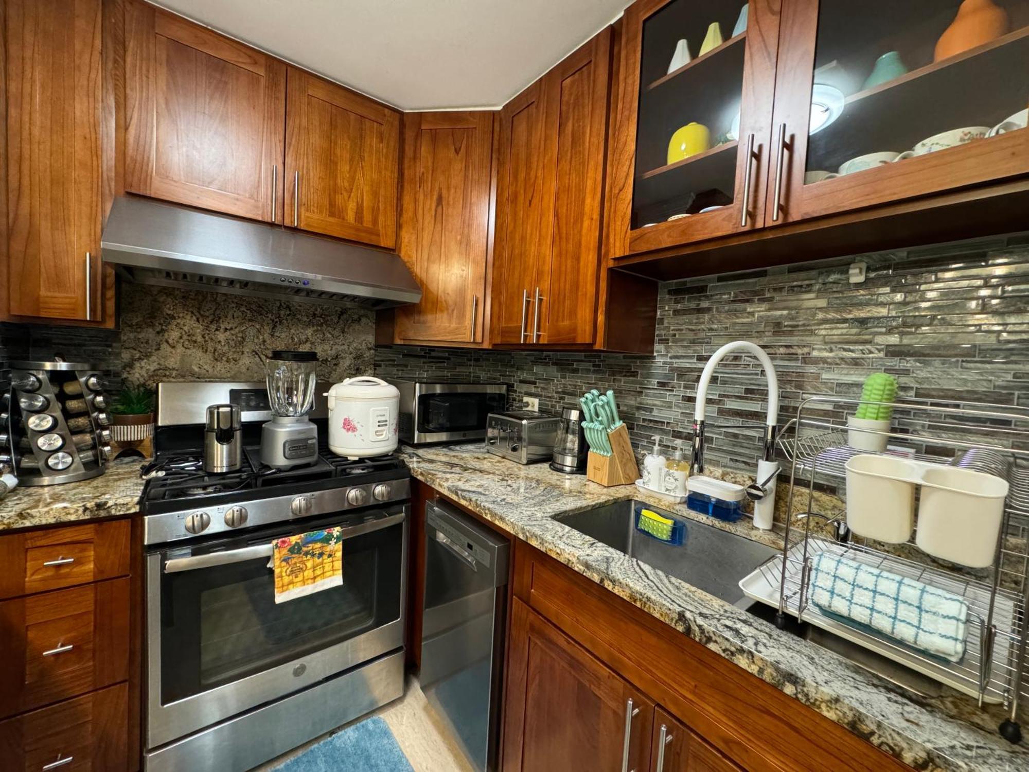 Aloha Waikiki 2beds, 2baths, Free Parking.