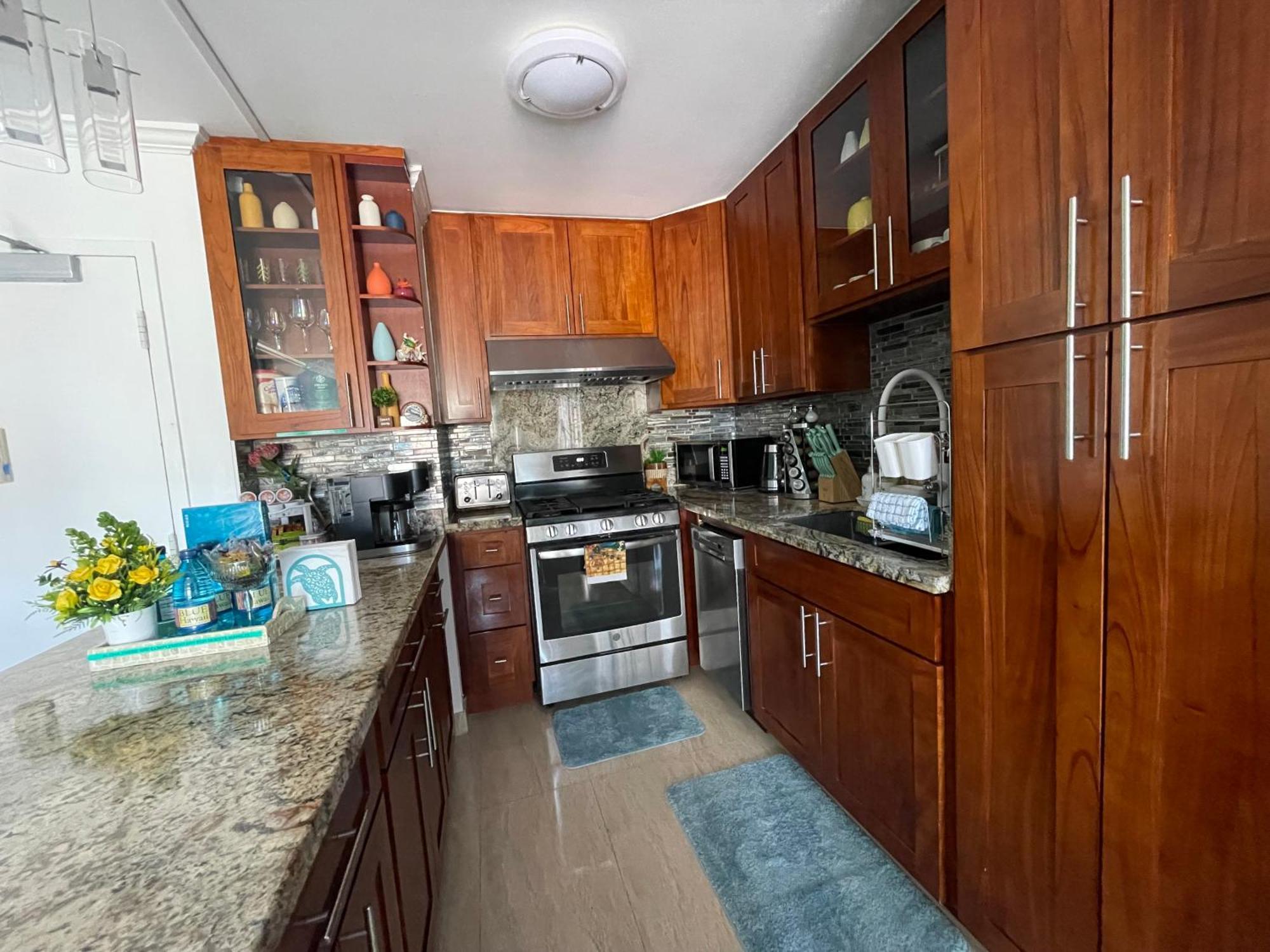 Aloha Waikiki 2beds, 2baths, Free Parking. Honolulu