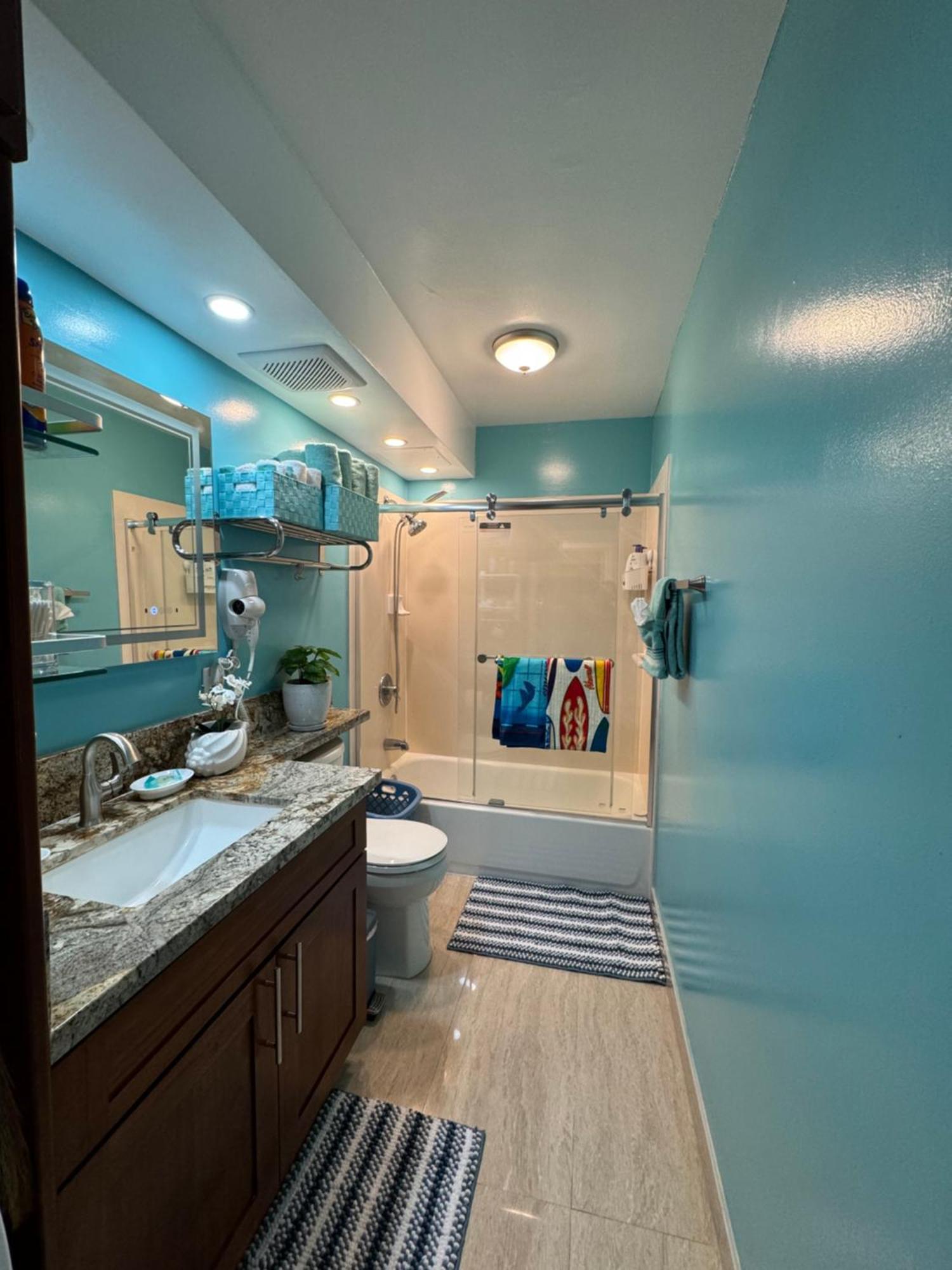 Aloha Waikiki 2beds, 2baths, Free Parking.
